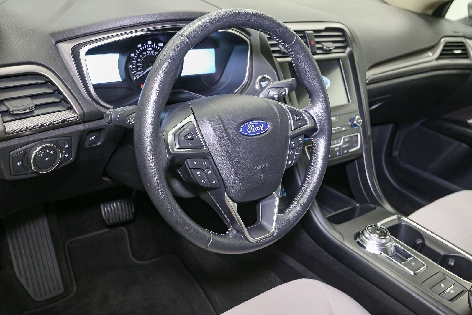 Used 2020 Iconic Silver Ford SE image 21