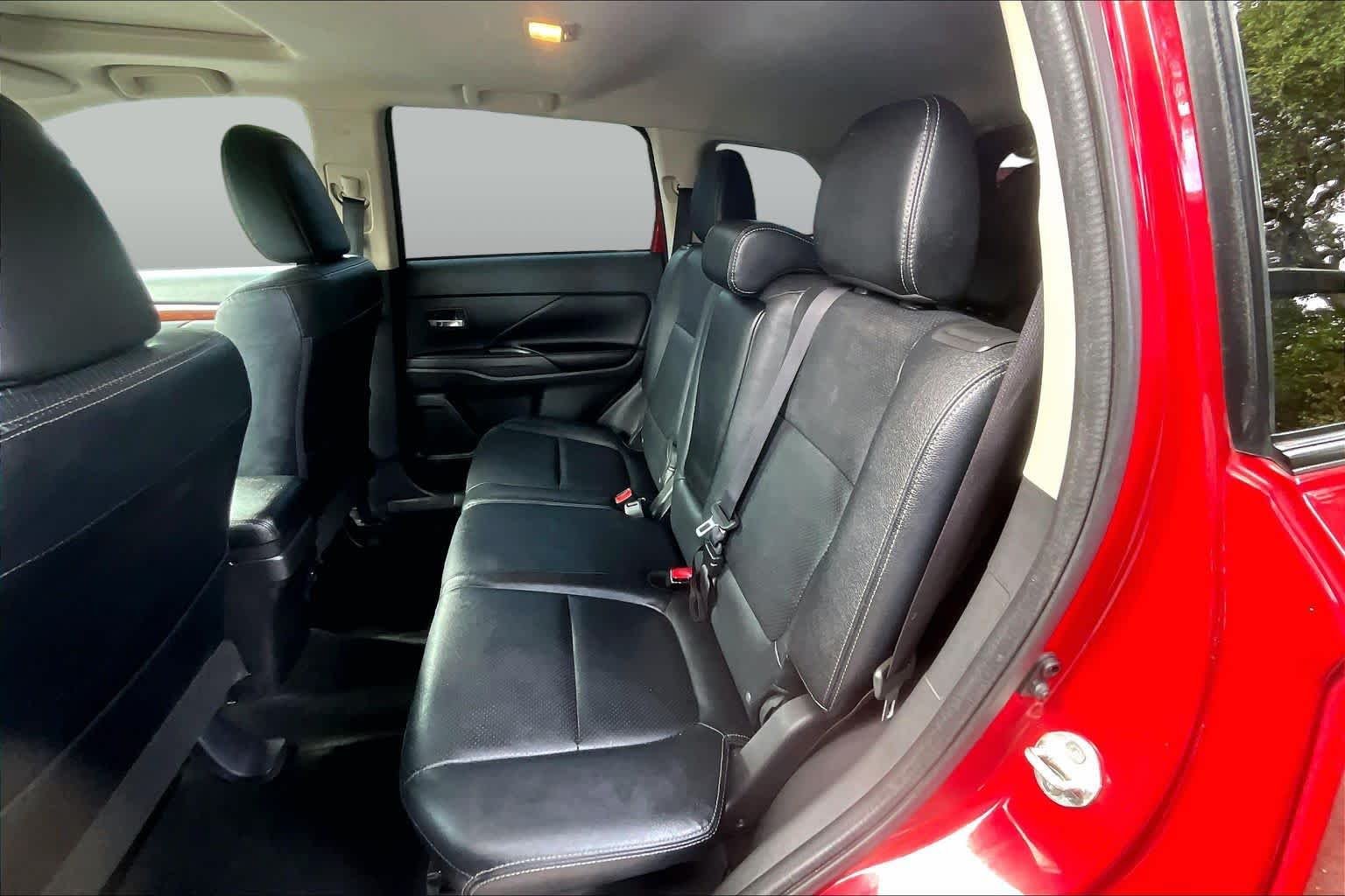 Used 2015 Rally Red Mitsubishi SE image 21