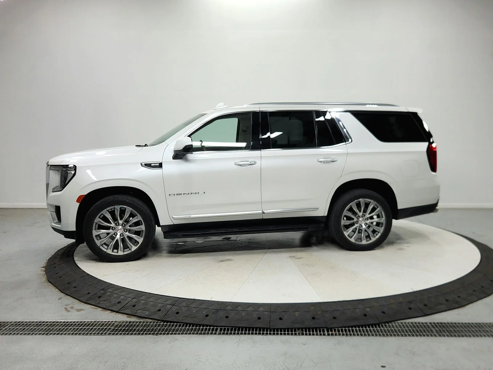 Used 2023 White Frost Tricoat GMC Denali image 5
