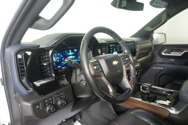 Used 2022 Iridescent Pearl Tricoat Chevrolet High Country image 21