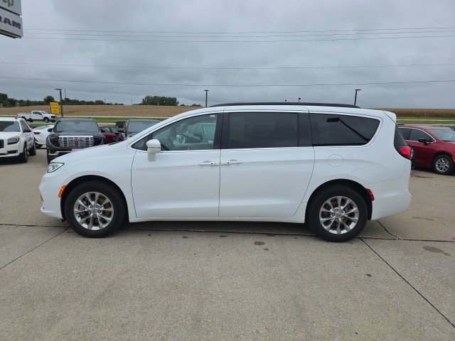 Certified Used 2022 Bright White Clearcoat Chrysler Touring L image 4