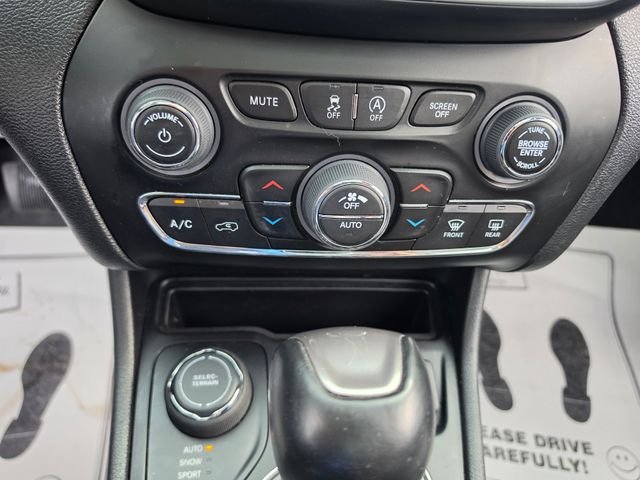 Used 2022 White Jeep Limited image 19