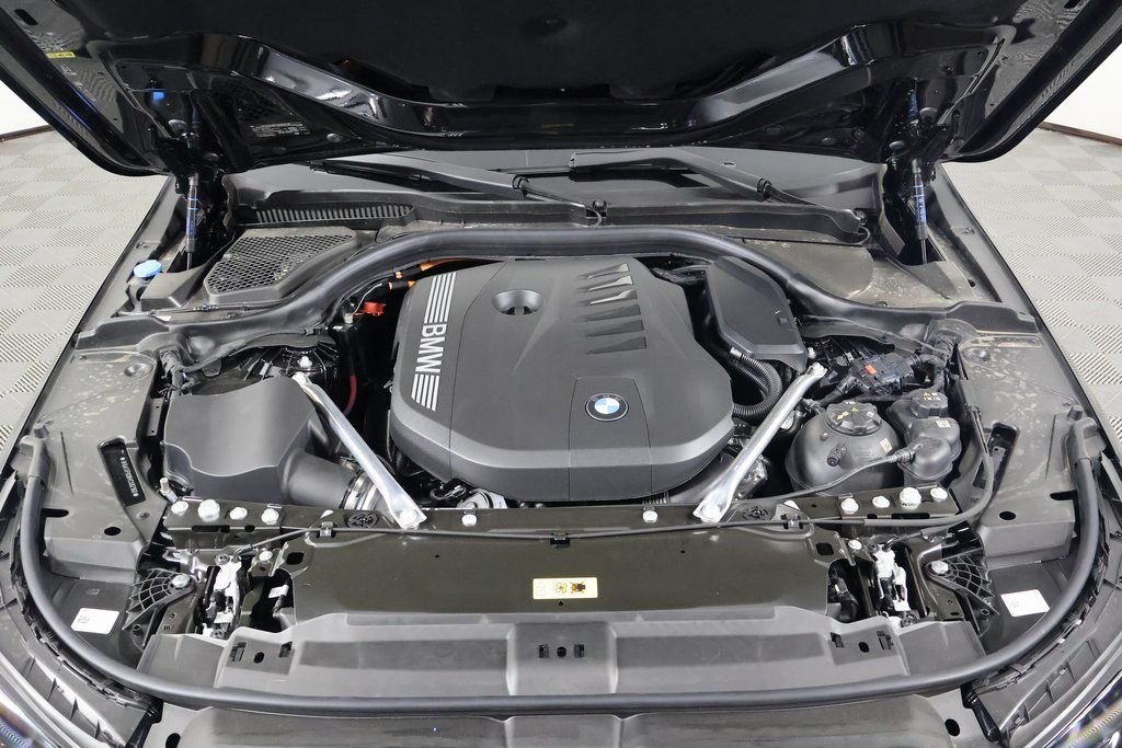 2027 BMW 5 Series 550e - Photo 9