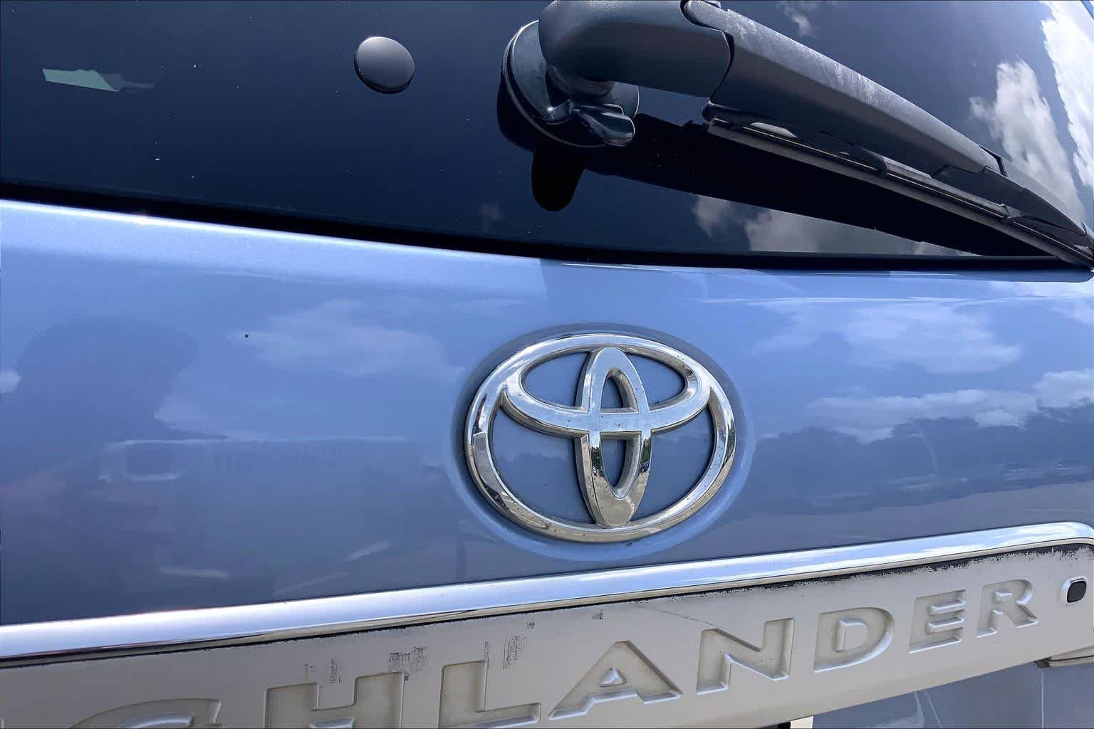 Used 2010 Waveline Pearl Toyota Limited image 29