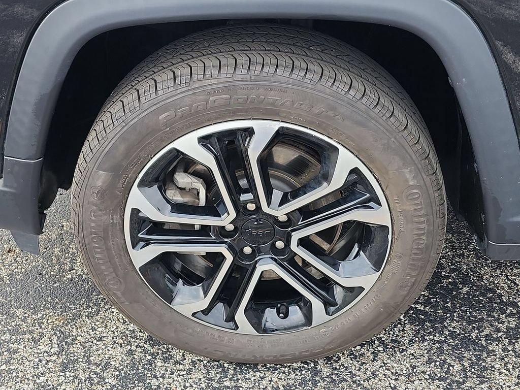 Used 2023  Jeep Limited image 10
