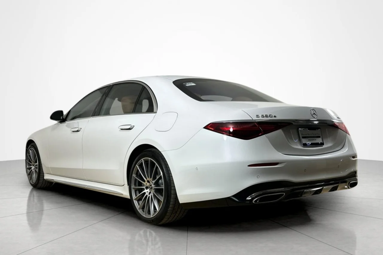 Used 2024 MANUFAKTUR Moonlight White Metallic Mercedes-Benz S 580e image 3