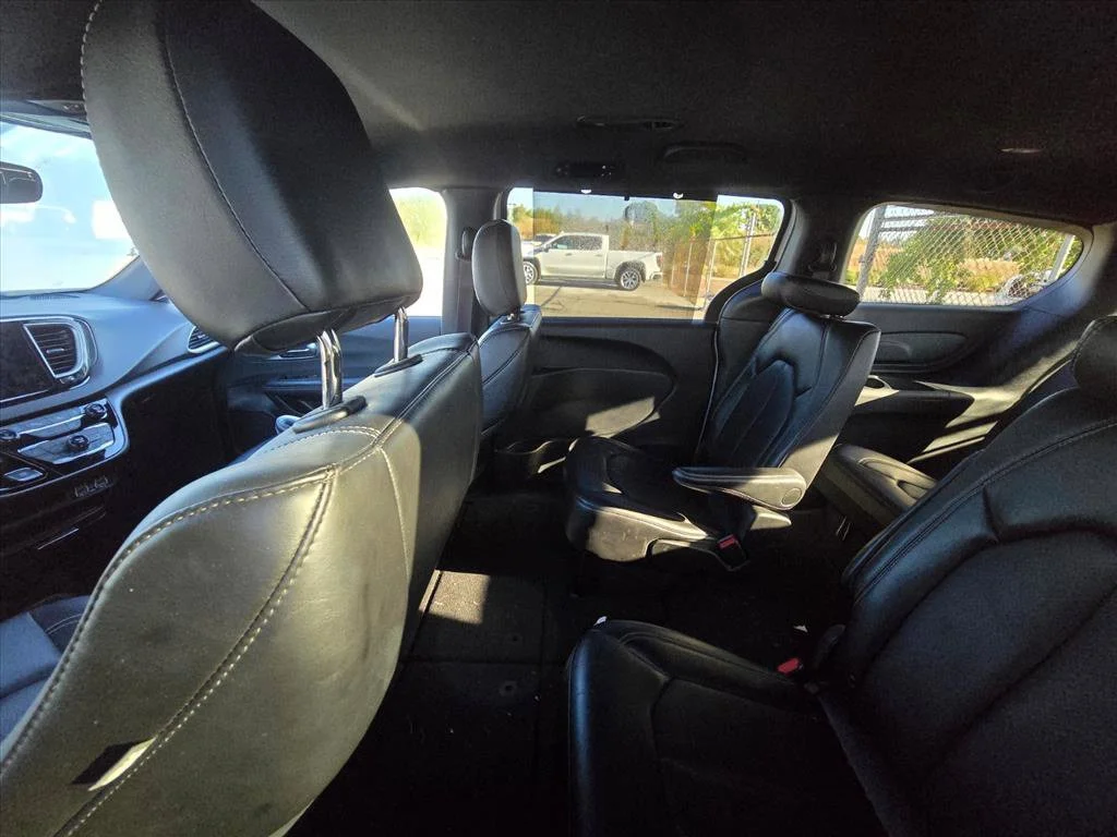 Used 2025 White Chrysler Select image 11