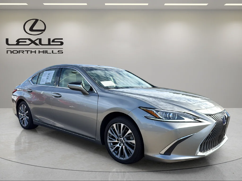 Used 2020 Silver Lexus 300h image 4