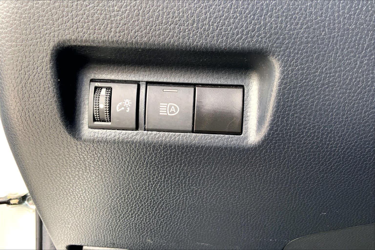 Used 2022 White Toyota LE image 33
