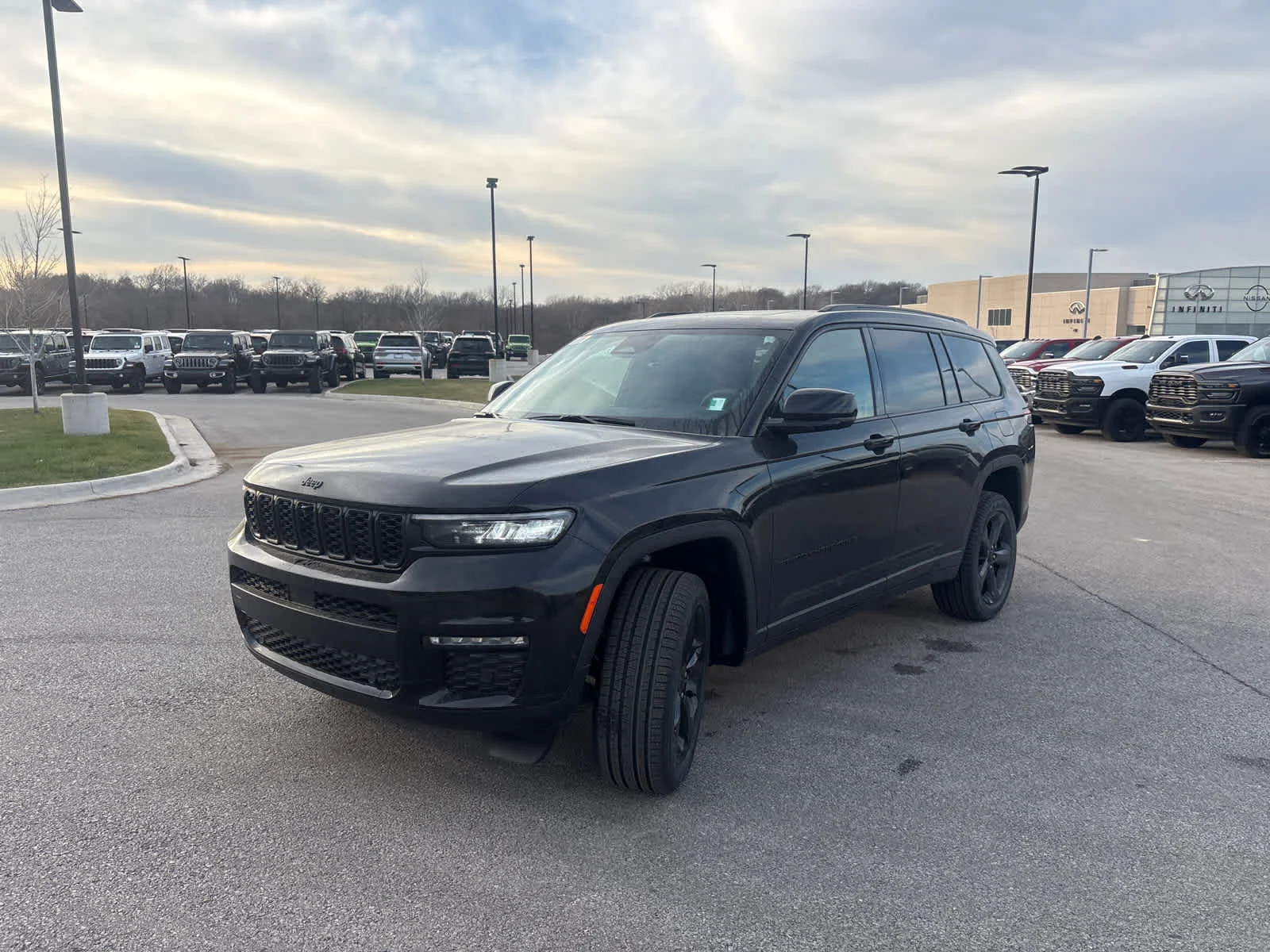 New 2025 Diamond Black Crystal Pearl-Coat Exterior Paint Jeep Limited image 4