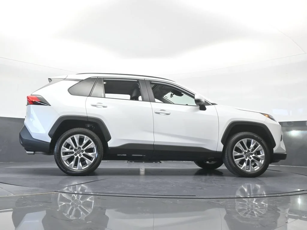Used 2025 White Toyota XLE Premium image 58