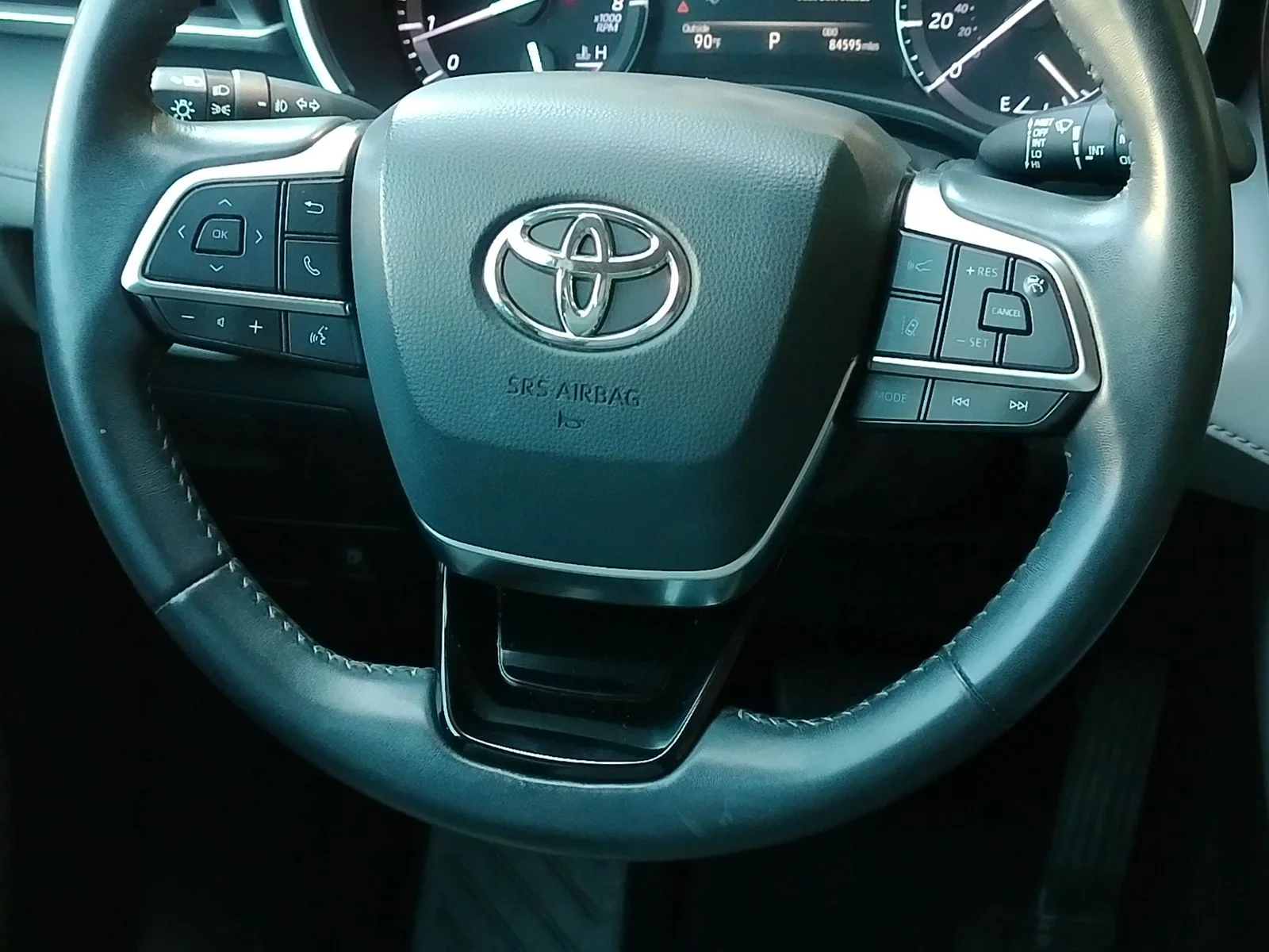 Used 2020 Silver Toyota XLE image 19