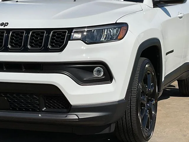 New 2026 Bright White Clearcoat Jeep Latitude image 10
