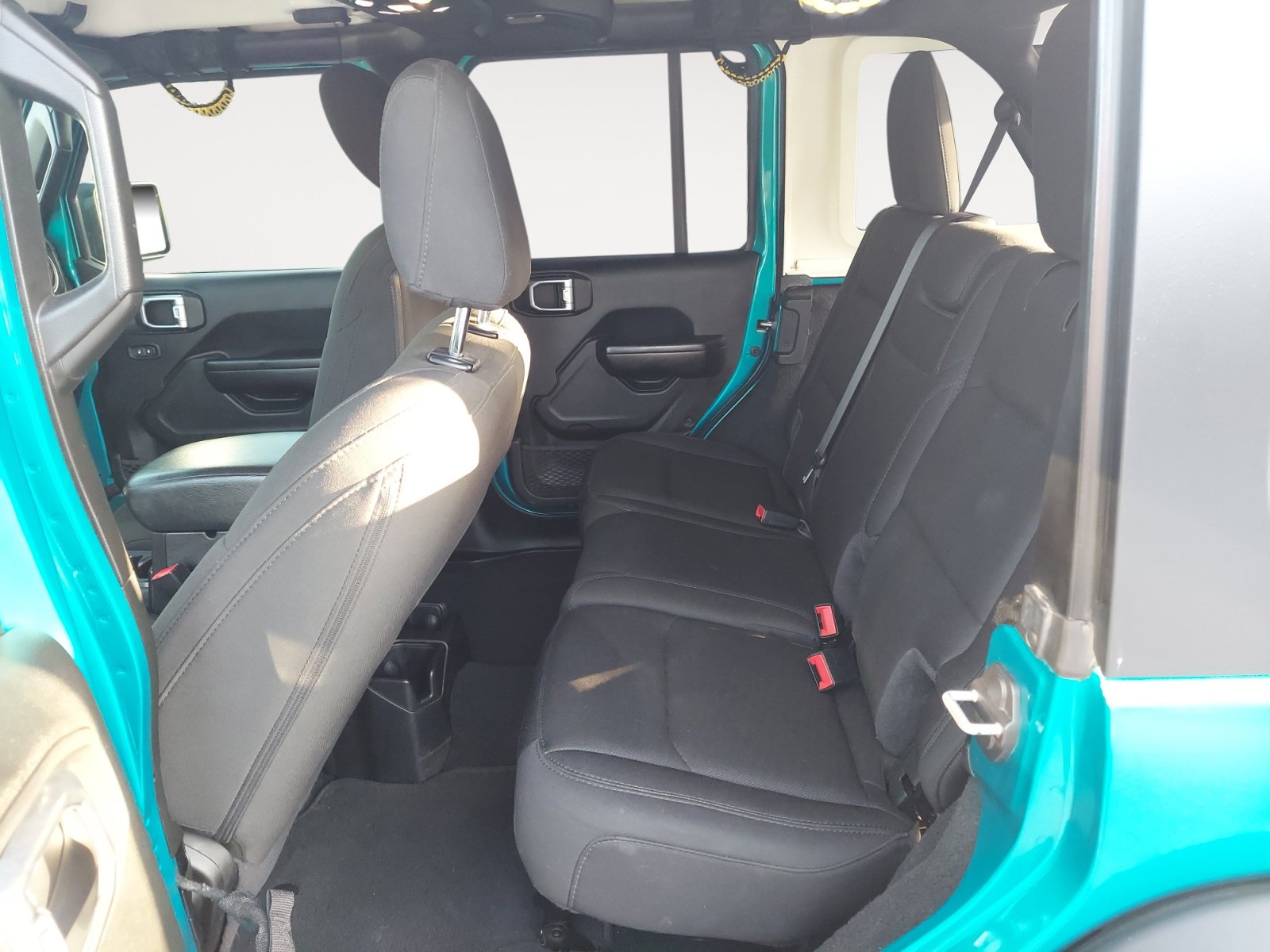 Used 2020 Bikini Pearlcoat Jeep Sport S image 24