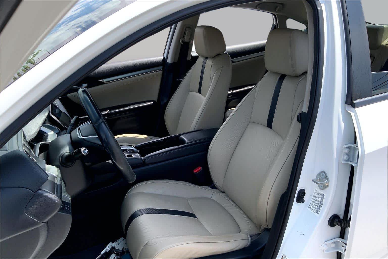Used 2017 Lunar Silver Metallic Honda Touring image 6