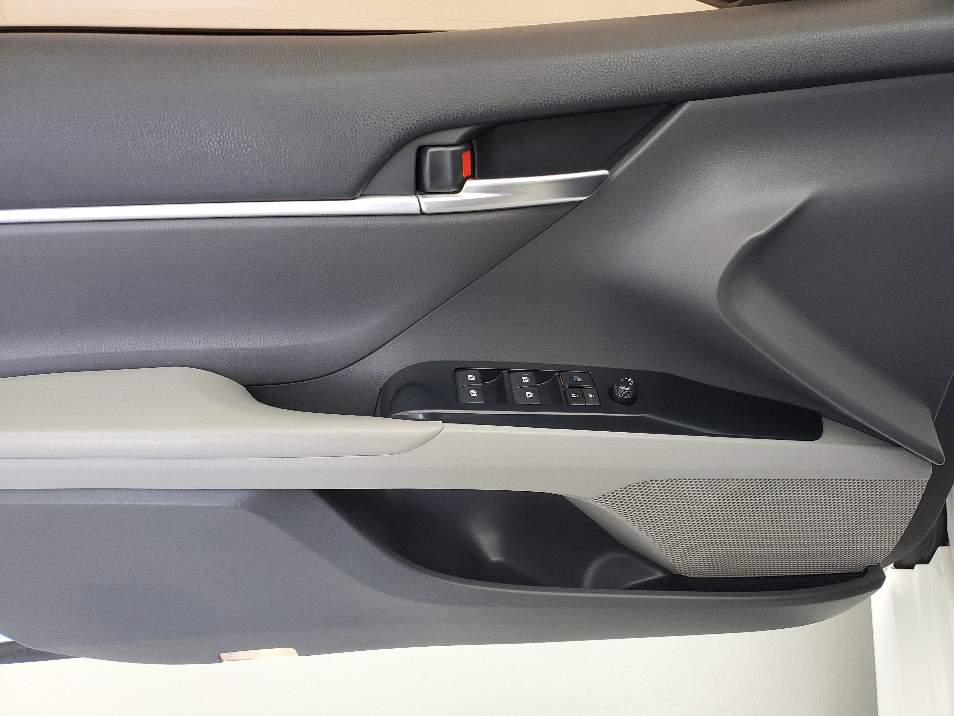 Used 2018 Super White Toyota LE image 19