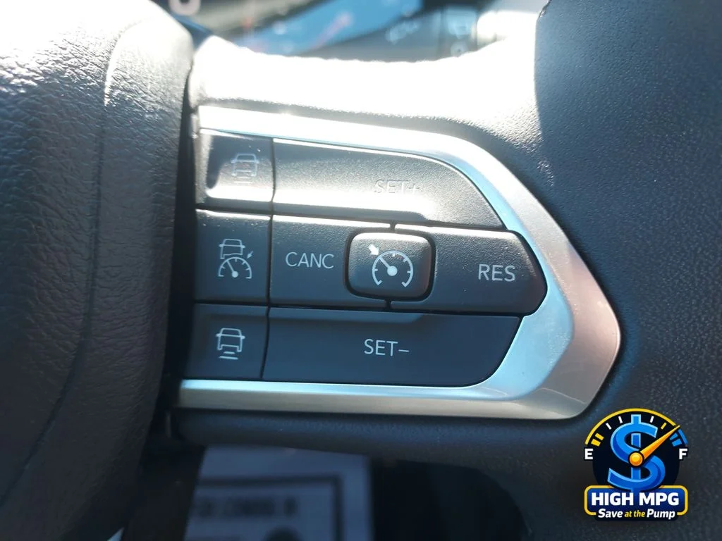 Used 2025 White Jeep Limited image 24