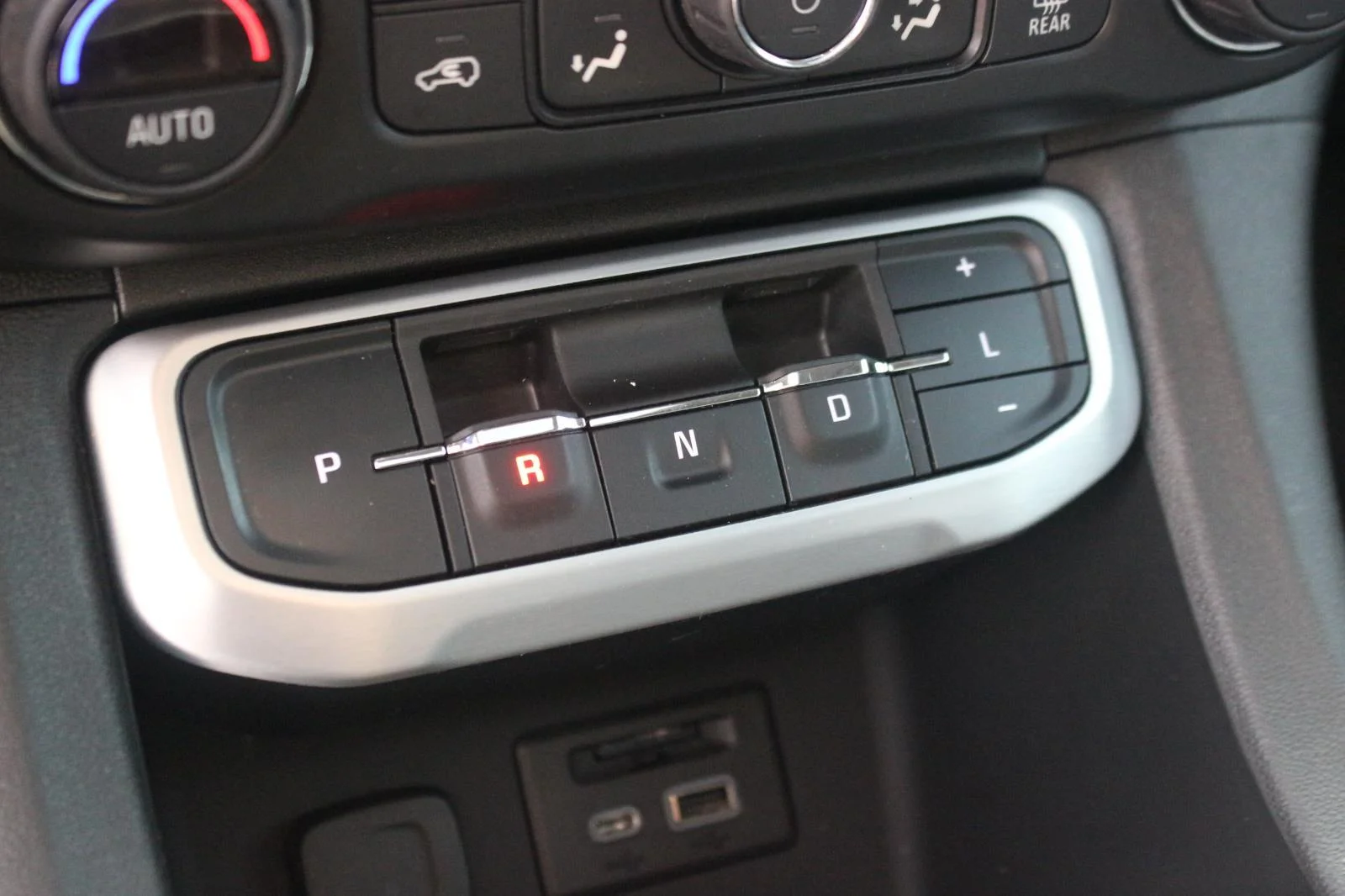 Used 2020 SMOKEY QUARTZ METALLIC GMC SLT image 30