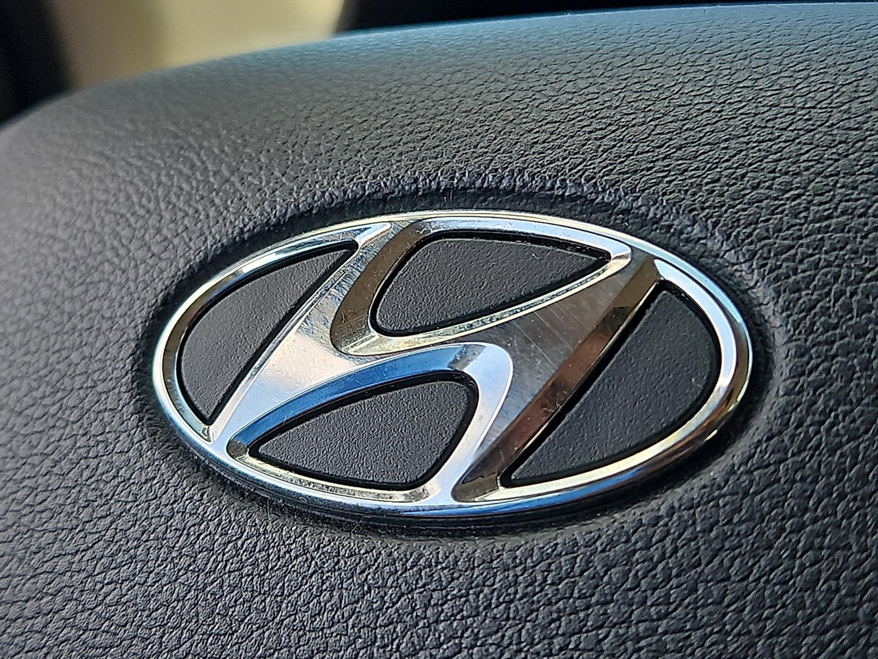Used 2017 Mineral Beige Hyundai SE image 29