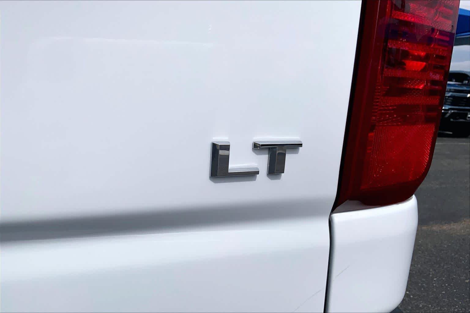 Used 2024 Summit White Chevrolet LT image 10