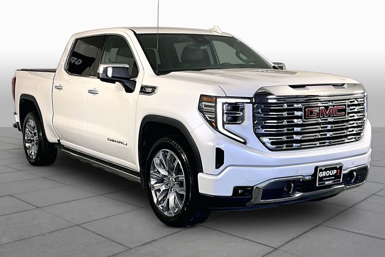 Used 2023 White Frost Tricoat GMC Denali image 3