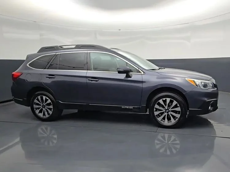 Used 2015  Subaru 3.6R Limited Wagon 4D image 2