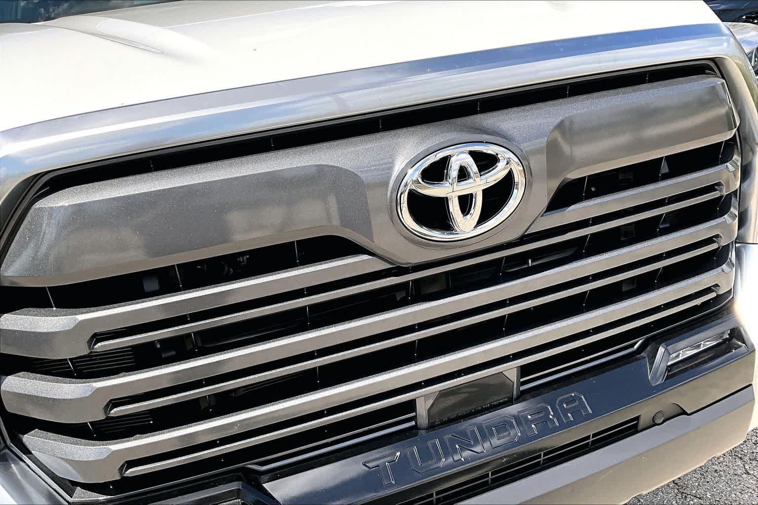 Used 2025 Wind Chill Pearl Toyota Limited Hybrid image 30