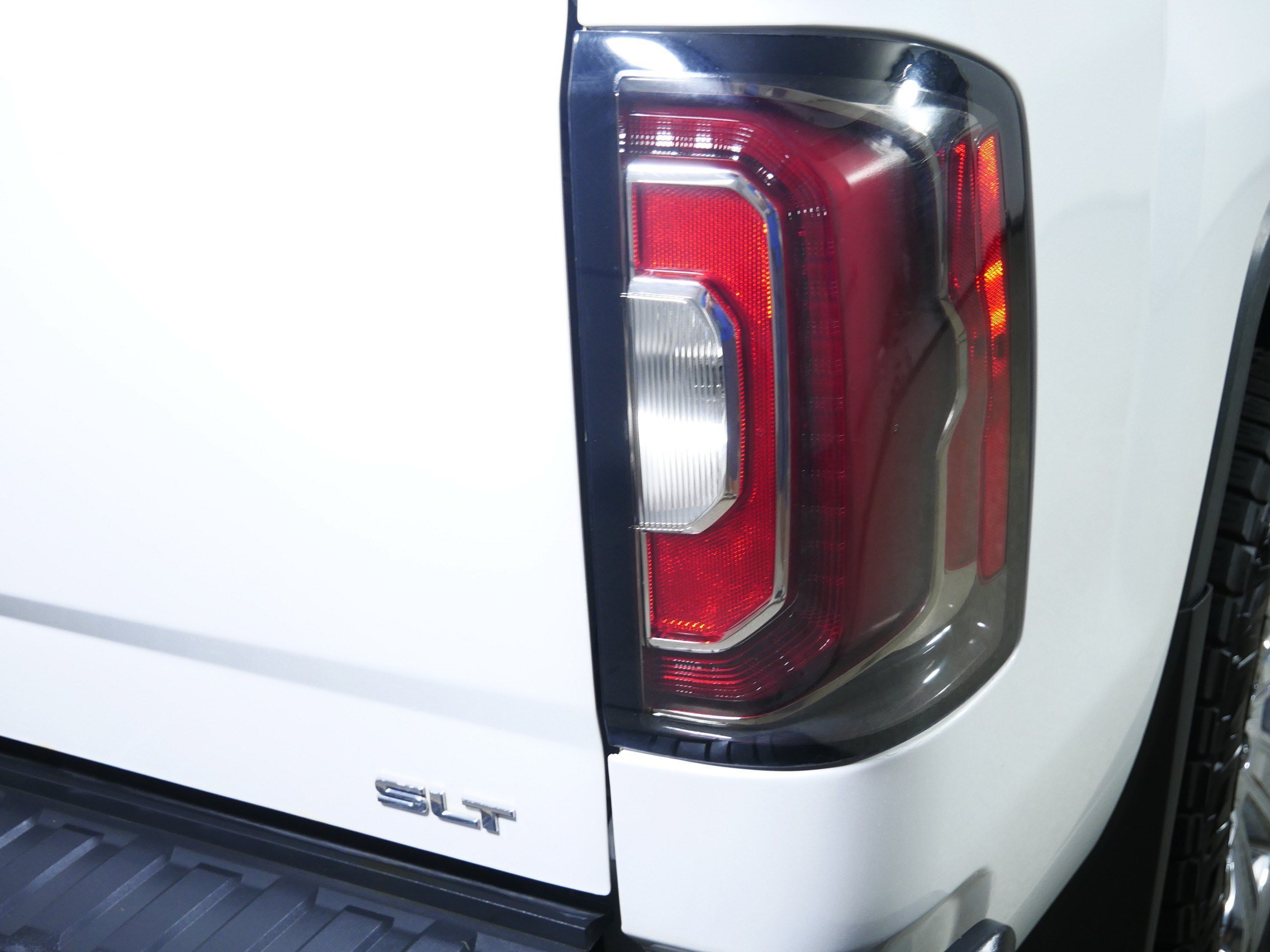 Used 2018 WHITE FROST TRICOAT GMC SLT image 17