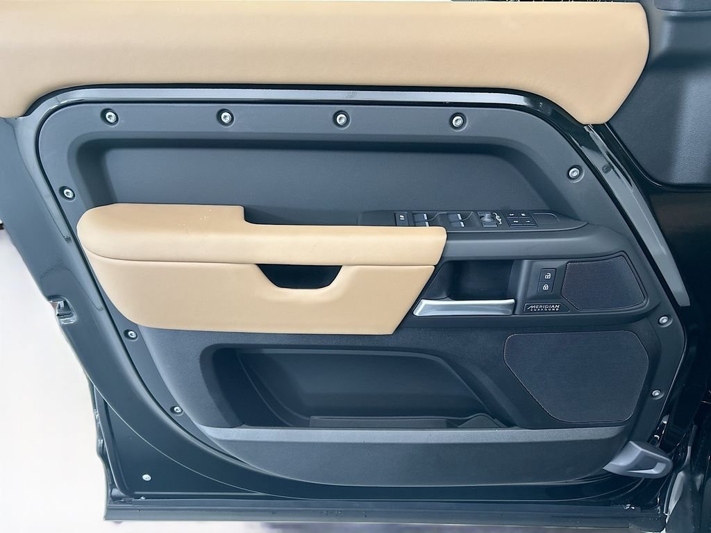 New 2026 Santorini Black Metallic Land Rover X-Dynamic SE image 23
