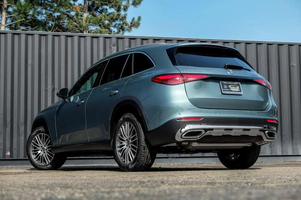 New 2026 Verde Silver Metallic Mercedes-Benz GLC 300 image 2