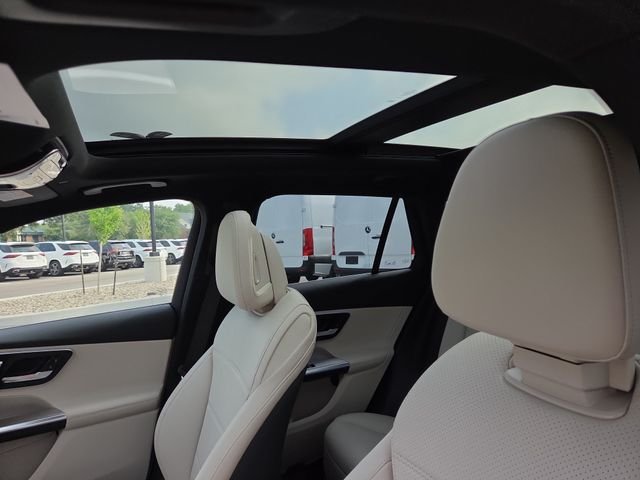 New 2027 MANUFAKTUR Moonlight White Metallic Mercedes-Benz GLC300 image 25