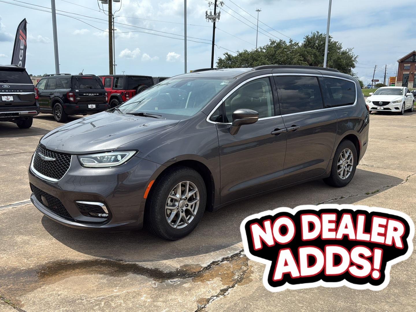 2021 Chrysler Pacifica Touring's photo
