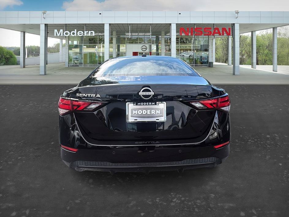 Used 2025 Super Black Nissan SV image 4