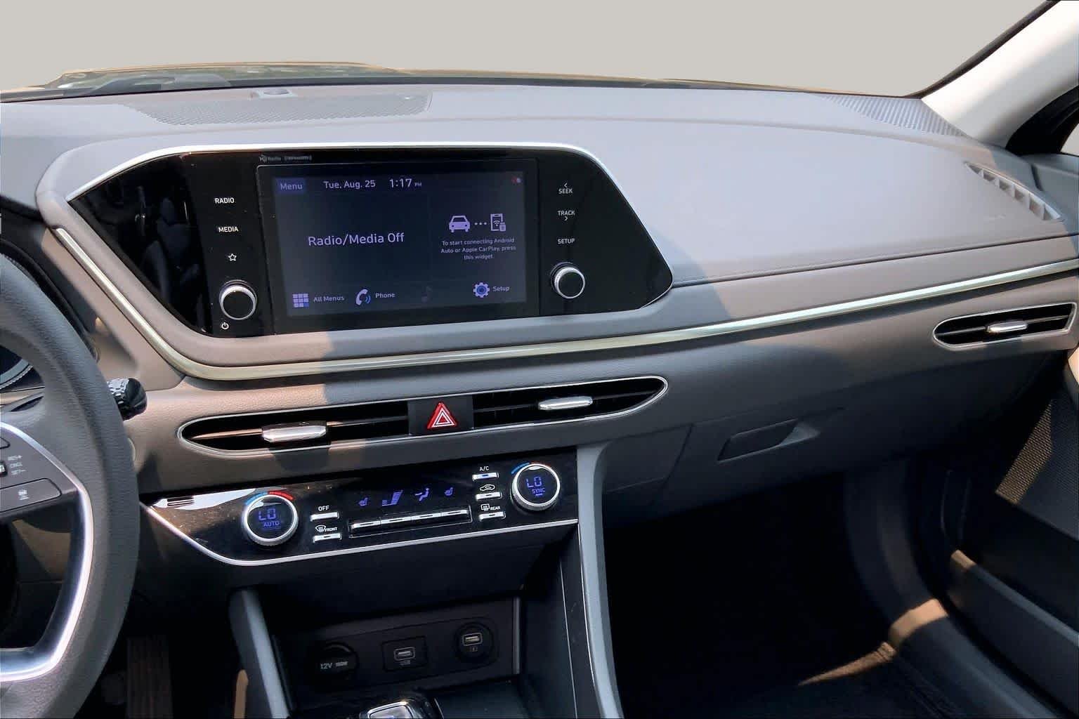 Used 2022 Phantom Black Hyundai SEL image 7