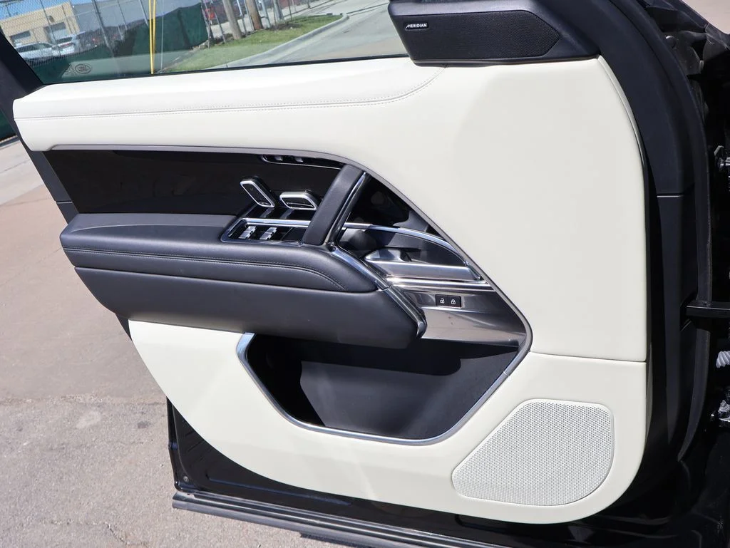 Used 2023  Land Rover SE image 38
