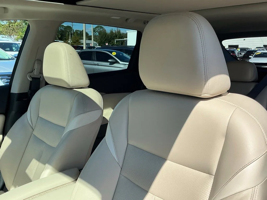 Used 2022 White Nissan SL image 30