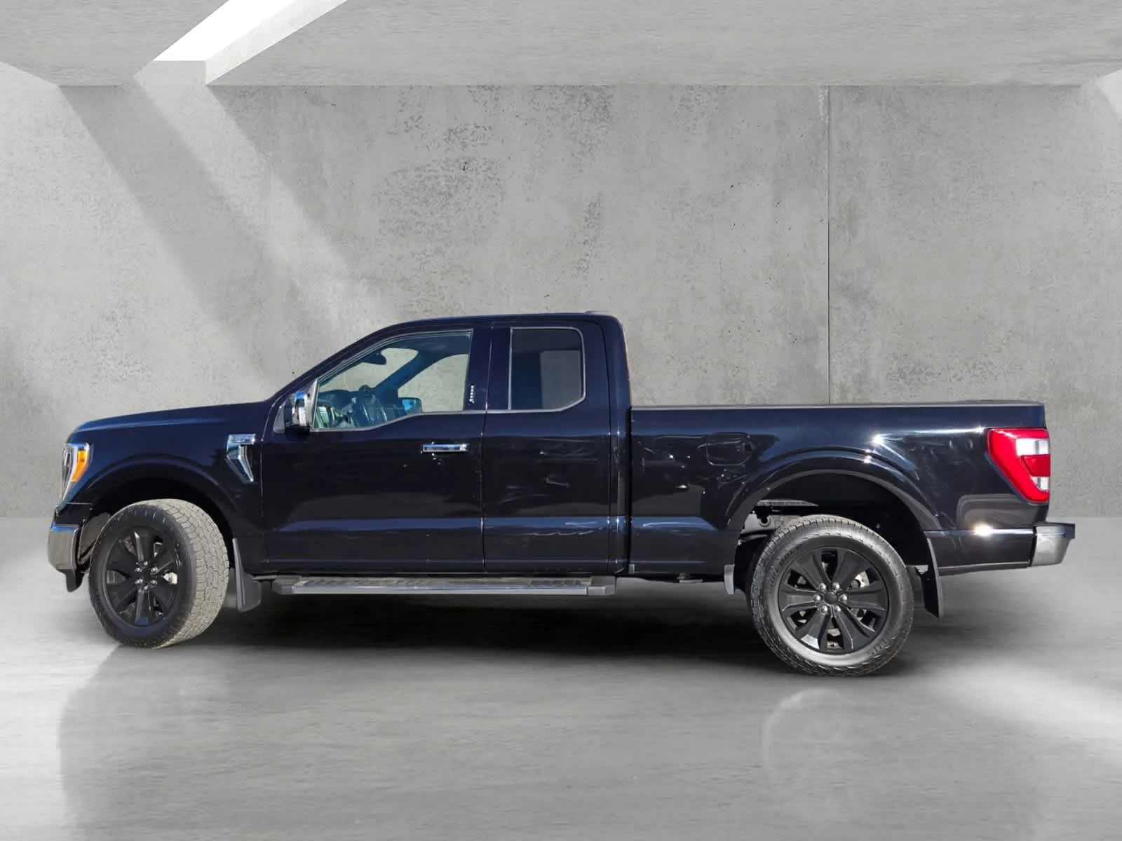 Used 2021  Ford XL image 7