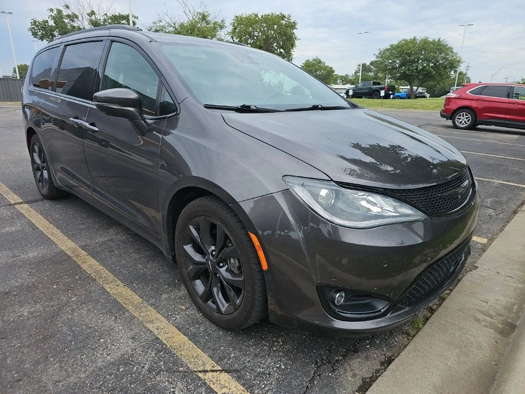 Used 2018 Chrysler Pacifica Limited with VIN 2C4RC1GG7JR289084 for sale in Kansas City