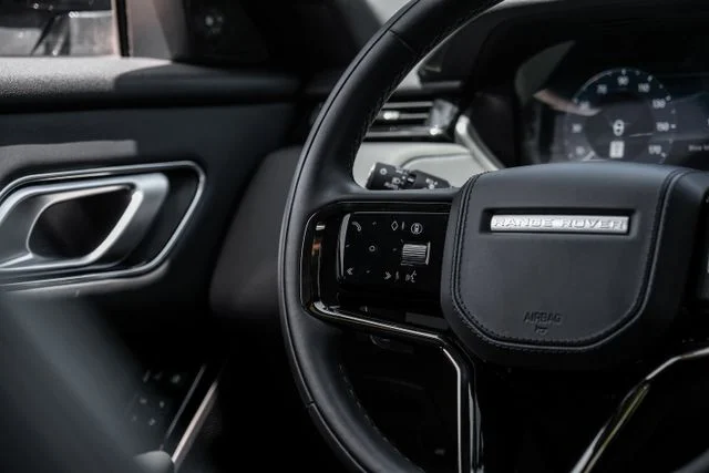 Used 2025  Land Rover Dynamic SE image 20