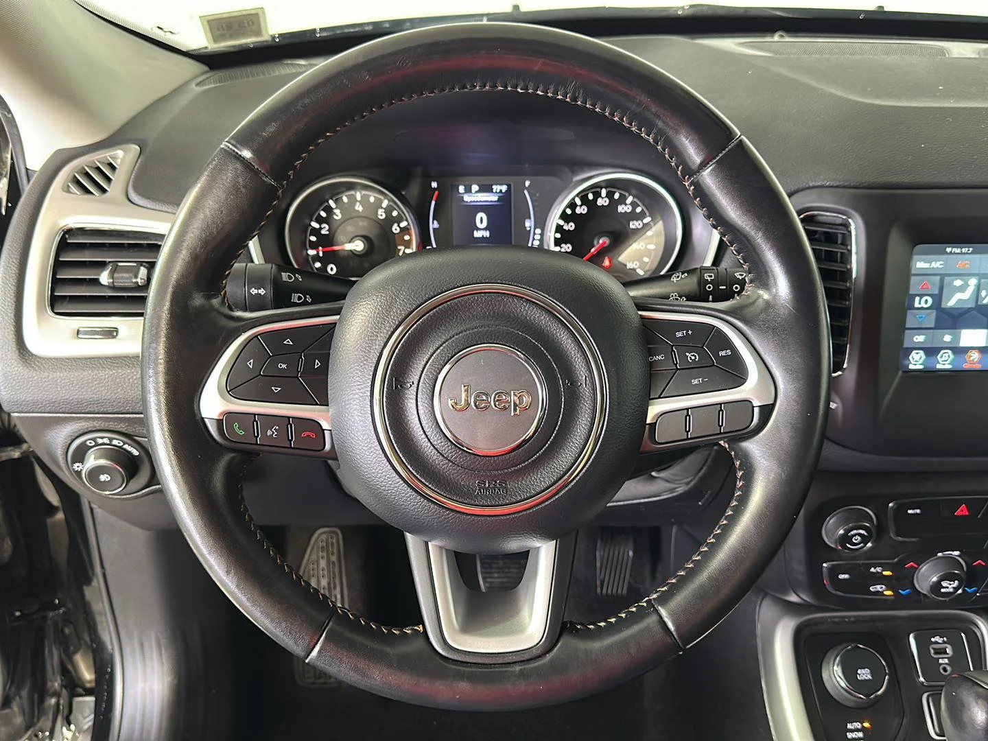 Used 2020 Diamond Black Crystal Pearlcoat Jeep Latitude image 10