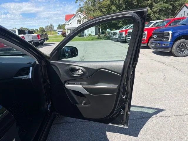 Used 2018 Diamond Black Jeep Latitude Plus image 30