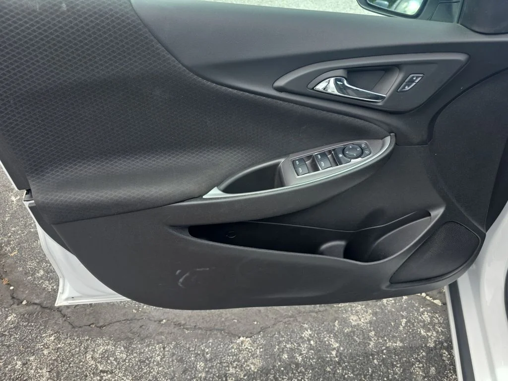 Used 2025 Summit White Chevrolet LT image 12