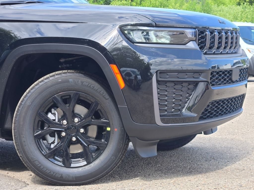 New 2026 Diamond Black Crystal Pearlcoat Jeep Altitude image 5