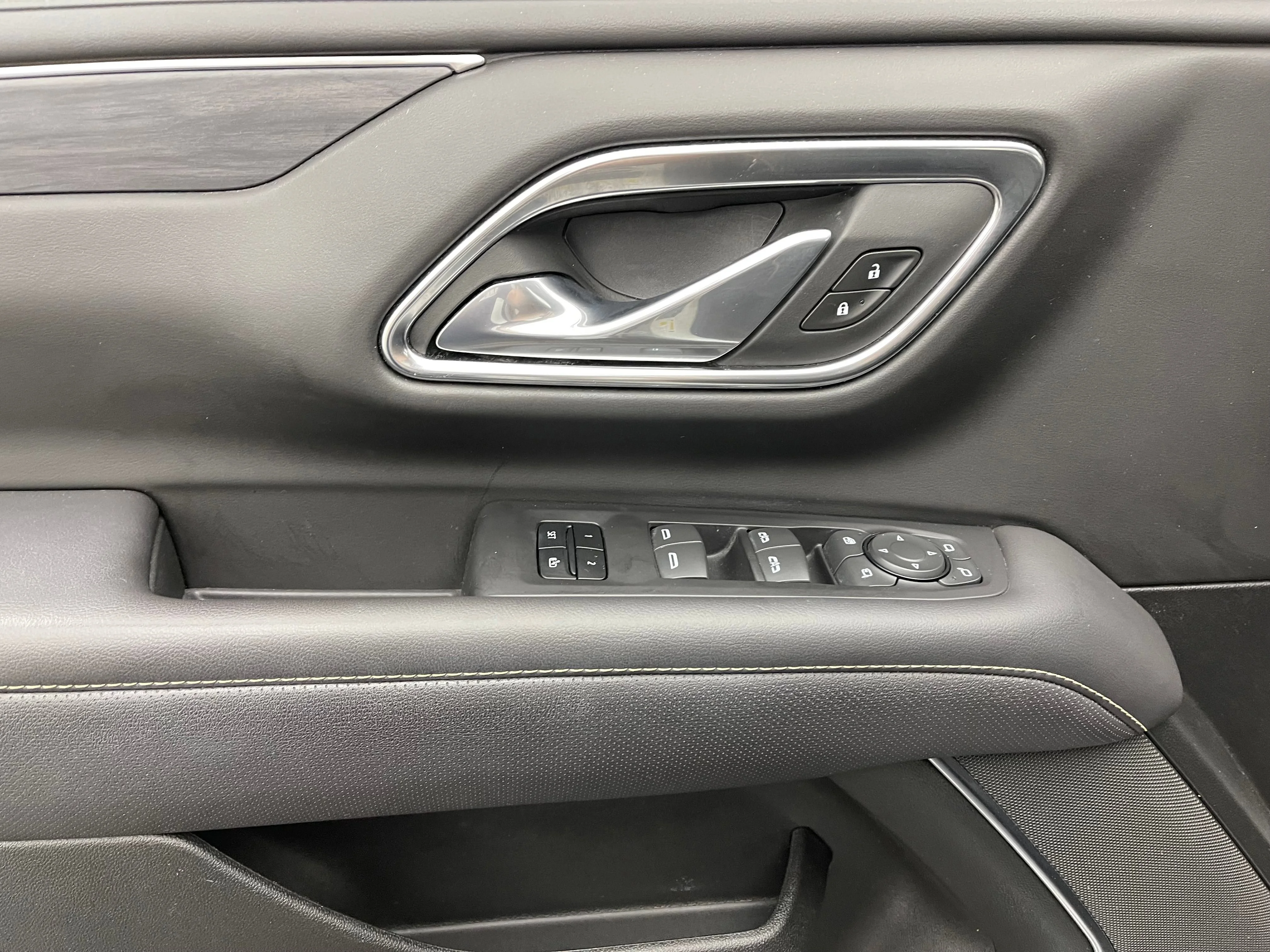 Used 2024 White Frost Tricoat GMC SLT image 18