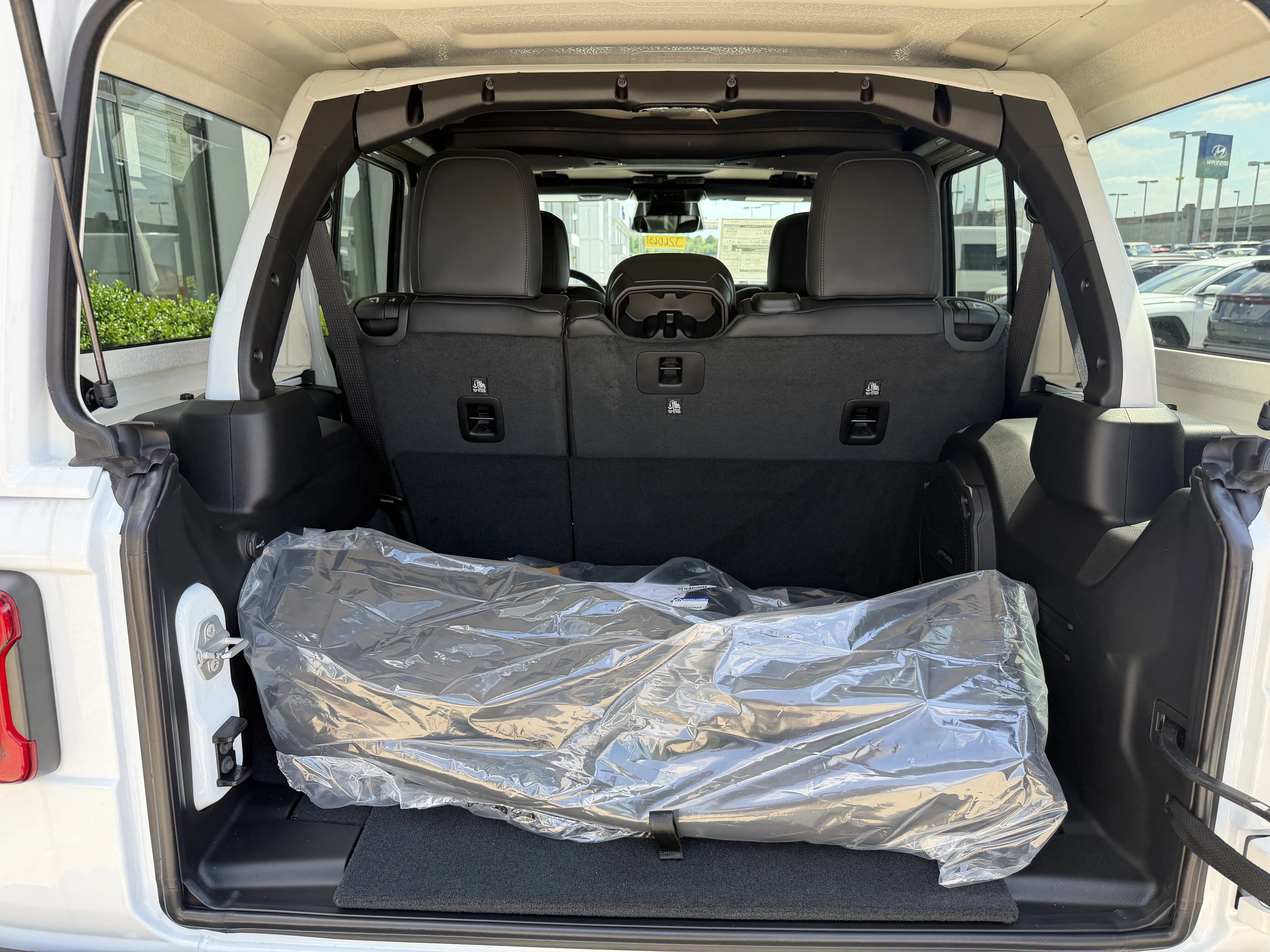 New 2026 Bright White Clear-Coat Exterior Paint Jeep Sahara image 11