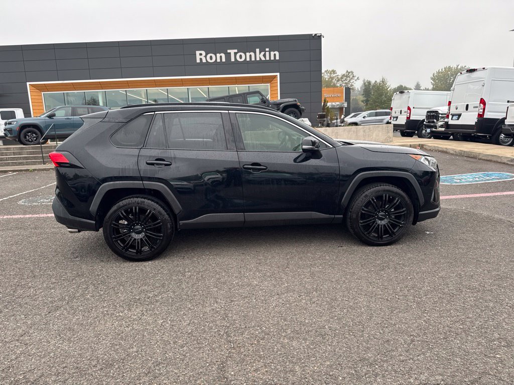 Used 2019 Midnight Black Metallic Toyota XLE Premium image 9