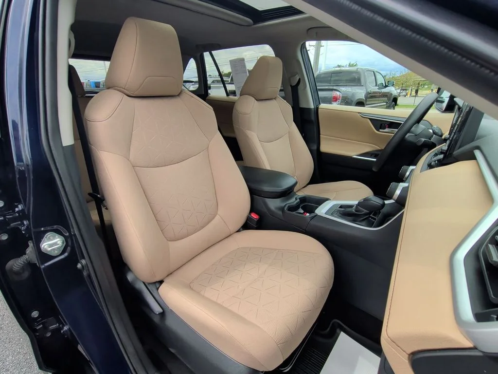 Used 2019  Toyota XLE image 25