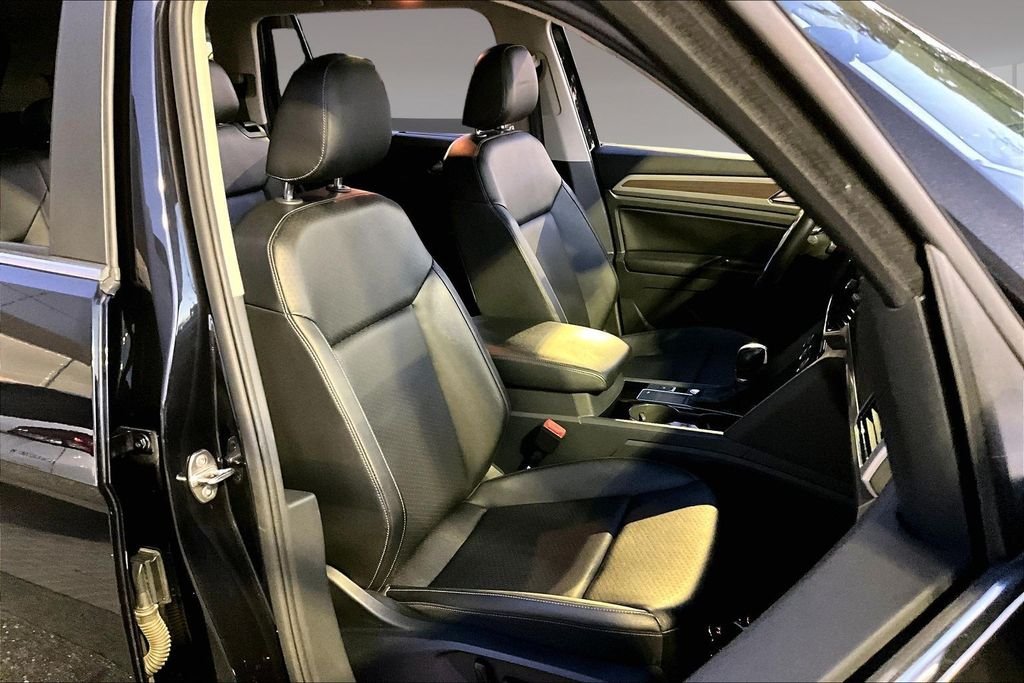 Used 2019 Deep Black Volkswagen 3.6L V6 SEL R-Line image 28