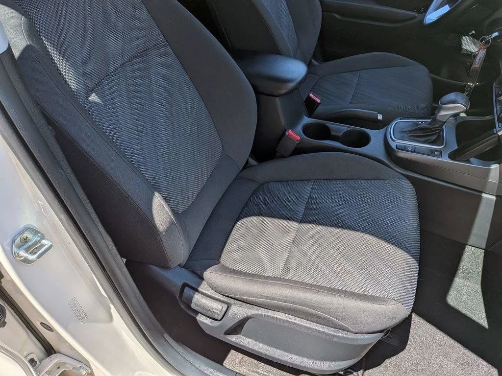 Used 2022 White Kia LX image 24
