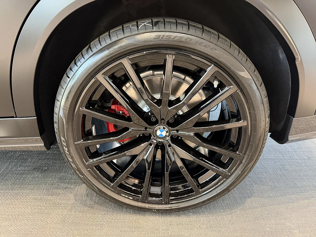 New 2027 Alpine White BMW M60i image 7